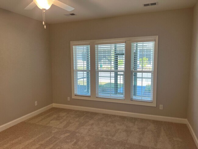 Building Photo - Lovely 3 BR Townhouse in Washington Square...