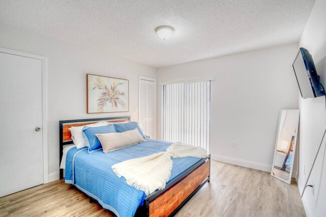 Building Photo - 470 SW 7th St