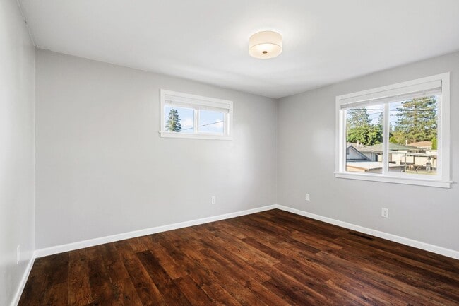 Building Photo - Gorgeous Four Bed-Two Bath Home