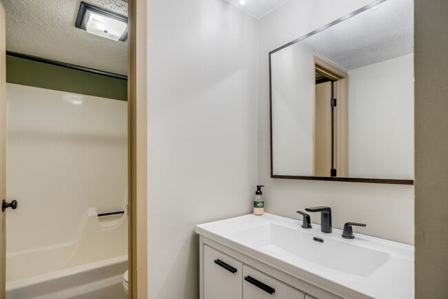 Building Photo - 2 bedroom 1 Bathroom Condo-