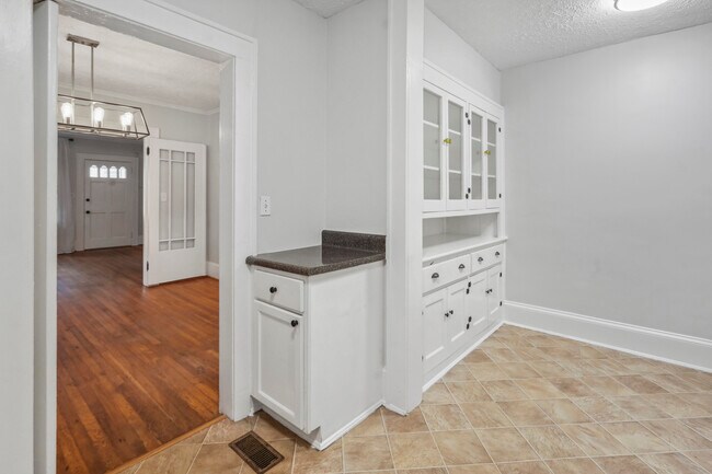 Kitchen - 1858 Lyle Ave