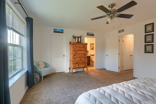 Building Photo - Newer build 2,000 sq ft 3/BR 2.5 bath luxury townhome FULLY FURNISHED