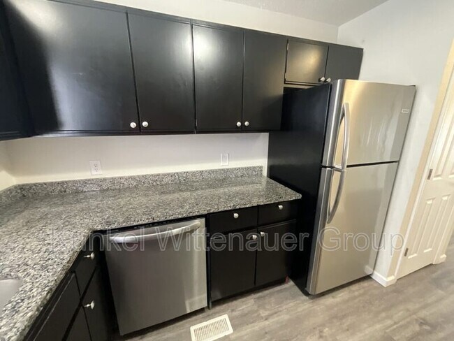 Building Photo - 19 Twin Oaks Dr