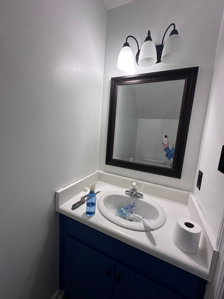 Building Photo - 123 Carson Dr