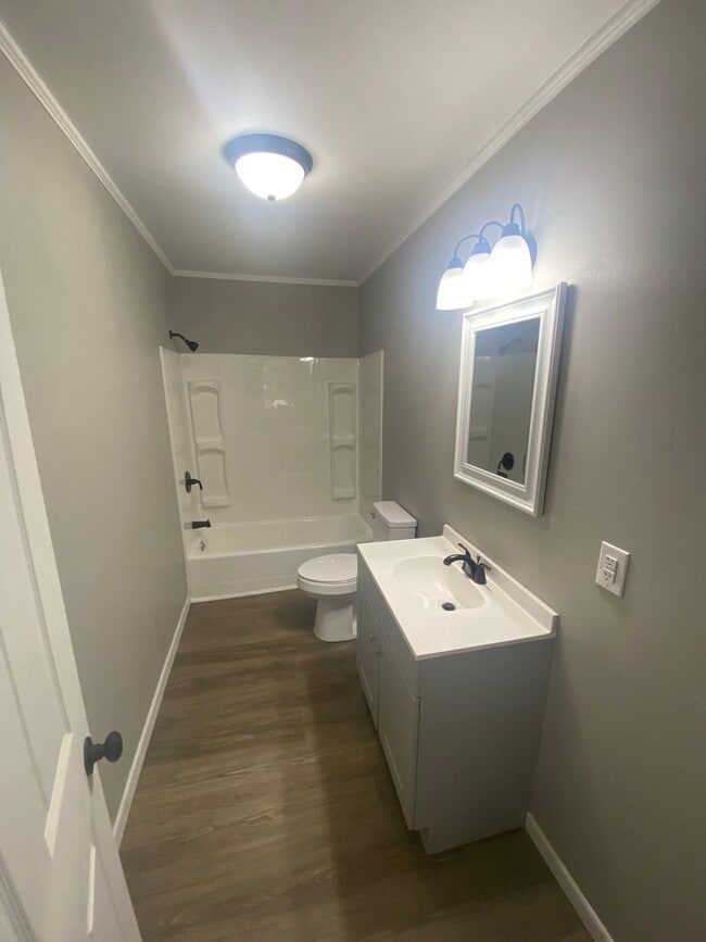 Building Photo - Newly Remodeled!