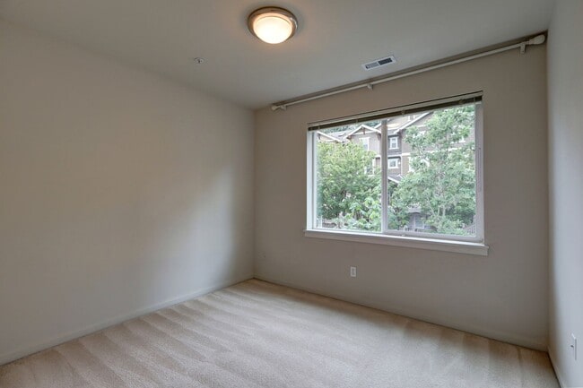 Building Photo - Lovely 2BR 1.75BA Issaquah Town Home, Perf...