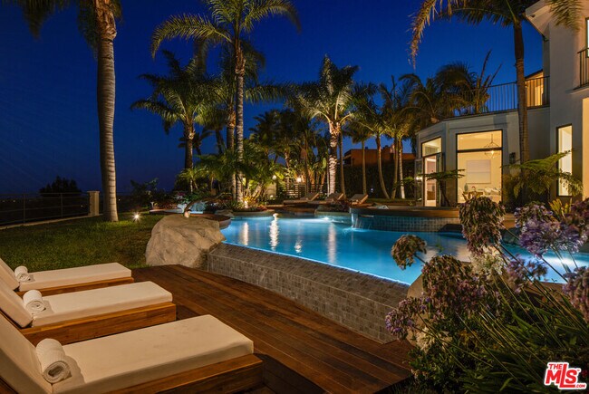 Building Photo - 5868 Zumirez Dr