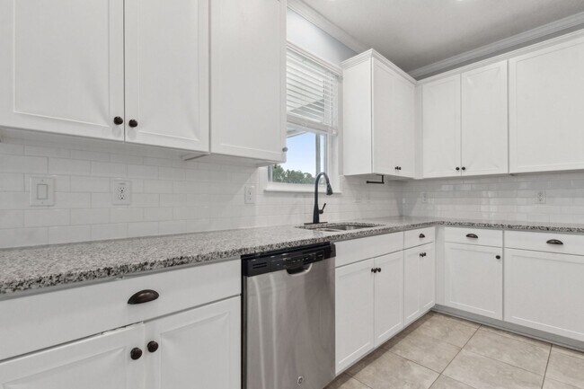Building Photo - Spacious 4-Bedroom Home in Amelia Walk wit...
