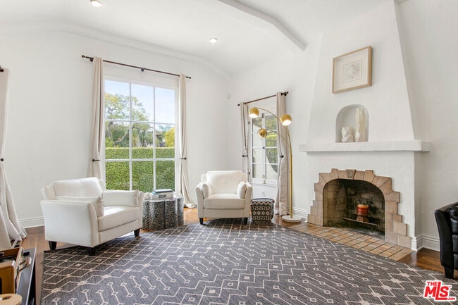 Primary Photo - 460-460 N Alfred St