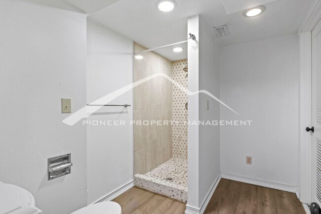 Building Photo - Charming Bungalow in Patty Jewett Neighborhood! 3bed, 2 bath, Enclosed yard, 1 car garage, carport