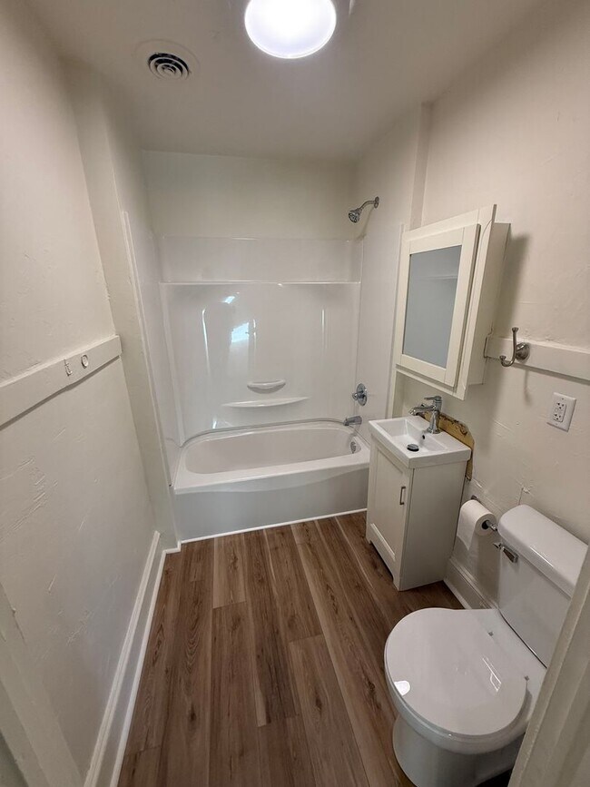 Building Photo - 654 Central St