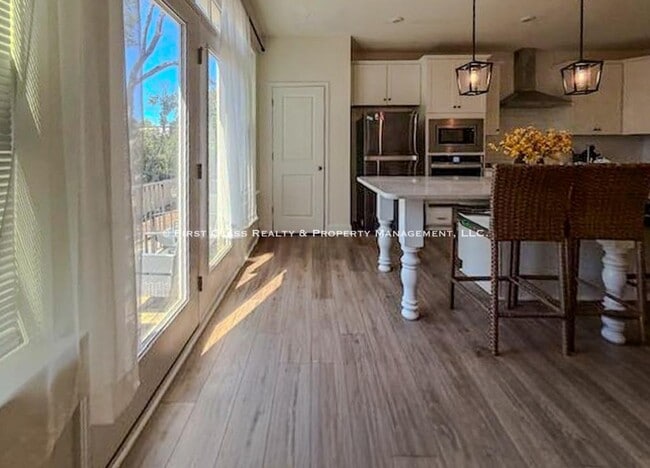 Building Photo - 338 Simeon Dr