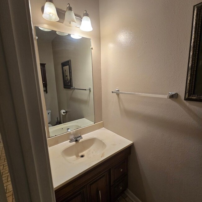 Building Photo - 2/1.5 Townhouse with Water, Trash, Sewer, ...