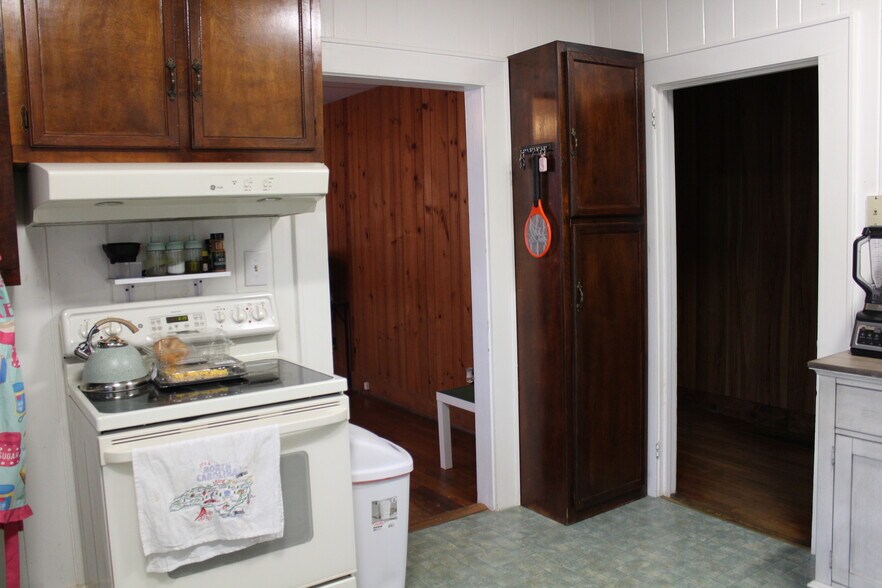 Kitchen - 60 Pulliam St