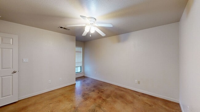 Building Photo - 3 BEDROOM, 2 BATH, 2 CAR GARAGE DUPLEX!!!