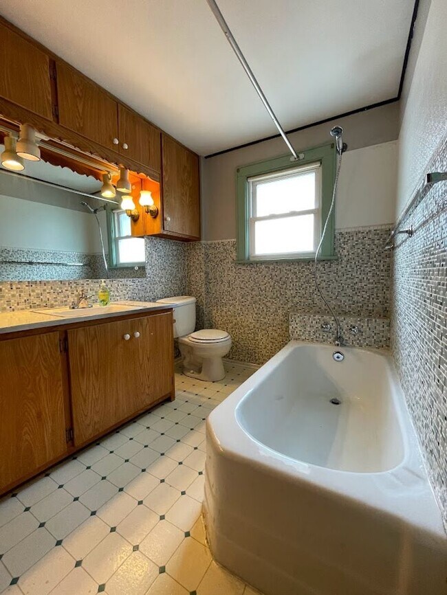 Building Photo - Three bedroom 1 1/2 bathroom home for rent