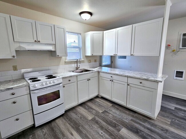 Building Photo - MOVE IN SPECIAL: 1/2 MONTHS RENT FREE- Washer/Dryer Included!