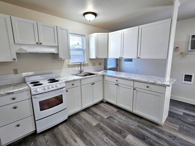 Building Photo - Newly Remodeled House with Washer/Dryer Included!