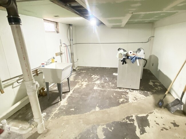 Building Photo - 4-Bedroom, 1 Bath Home on Wooded Lot near ...