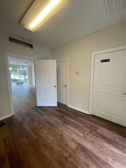 Building Photo - 607 Lady St