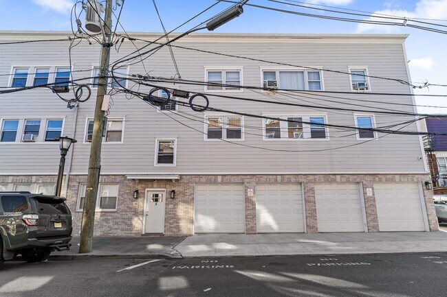 Building Photo - 5 Poplar St