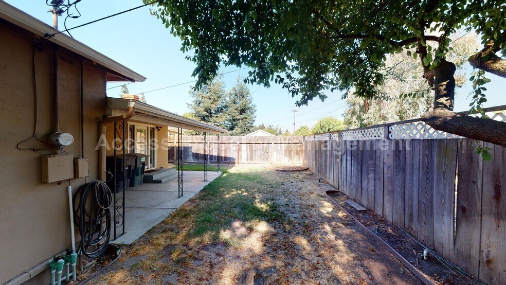 Building Photo - 1002 Phelps Ave