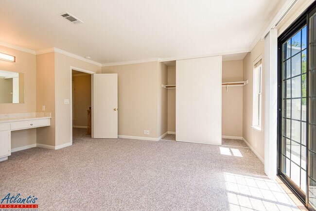 Building Photo - 457 Oak Ave