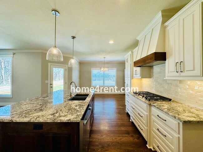 Building Photo - Nearly New Luxury Home in Blue Valley Schools!