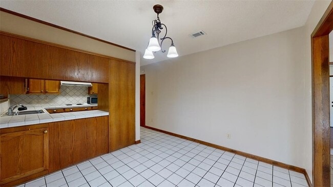 Building Photo - 2704 Wilderness Dr N