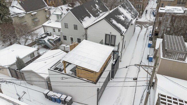 Building Photo - 2046 W Moffat St