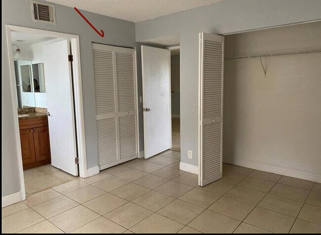 Building Photo - 1455 Lake Crystal Dr