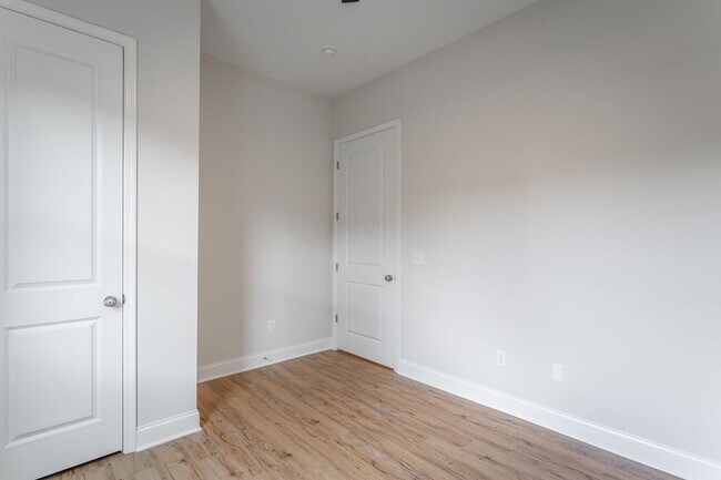 Building Photo - 2017 S Lyerly St