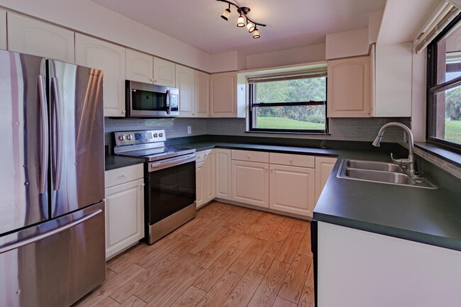 Building Photo - 2525 SW Egret Pond Cir