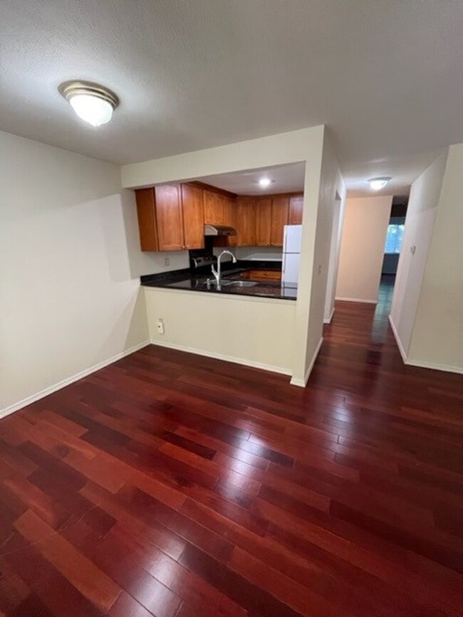 Building Photo - 2 Bd / 1 Ba Kirkland Condo