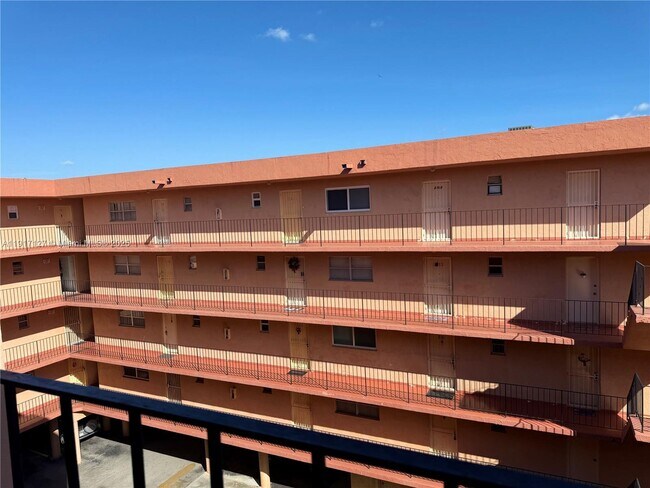 Building Photo - 1850 W 56th St