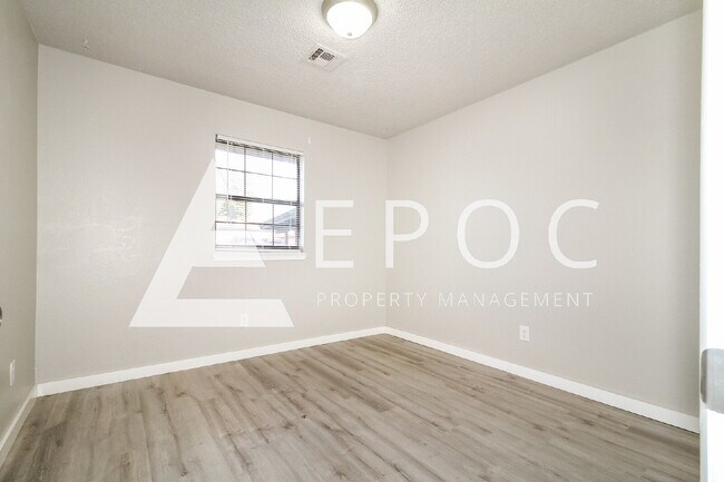 Building Photo - 409 Woodland Dr