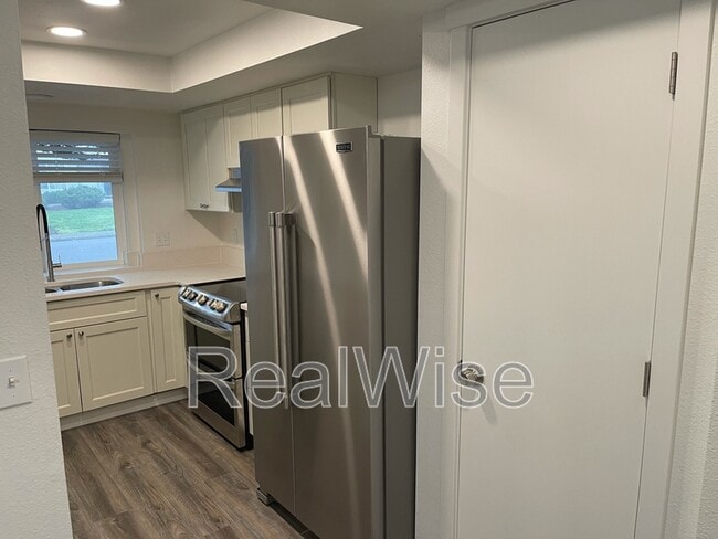 Building Photo - 4292 Meadowbrook Ct NE