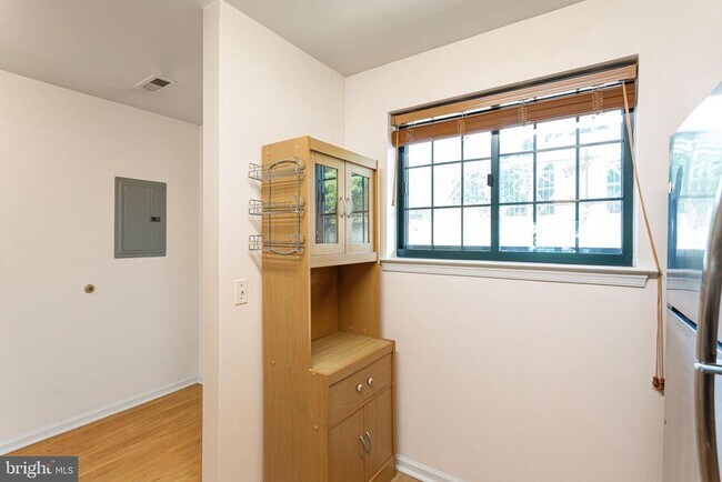 Building Photo - 2 Leverington Ave