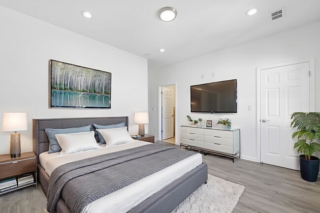 Building Photo - 62 Hutton St