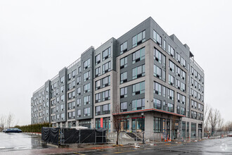 Building Photo - Aqua