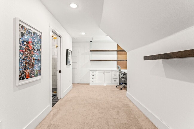 Building Photo - Experience Elegance and Comfort: Spacious ...