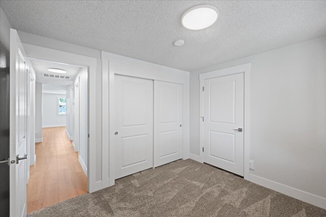 Building Photo - 1309 W Maple Ave