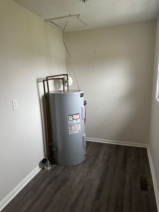 Building Photo - Pet Friendly Home in Vine Grove!