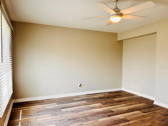 Building Photo - 451 Yorkshire Sq