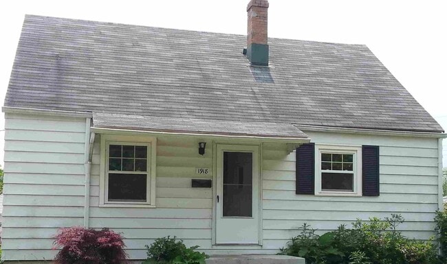 Primary Photo - 3 Bed-1 Bath - spacious, beautiful with AC...