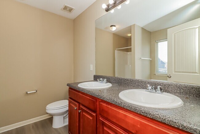 Building Photo - 13 Thatch Ct