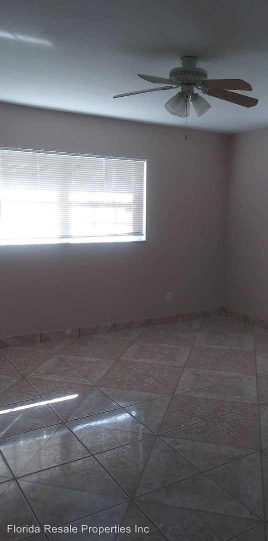 Building Photo - 605 SE 13th Terrace