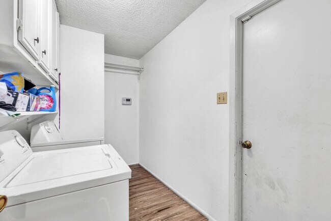 Building Photo - 6935 Amber Dr