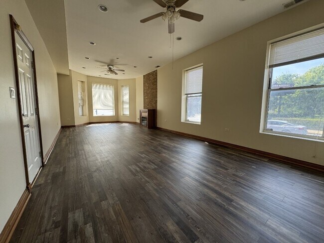 Building Photo - 3158 W Jackson Blvd