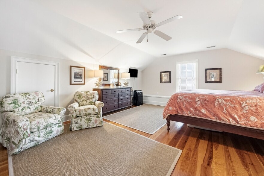 Building Photo - 190 Whiting Ln